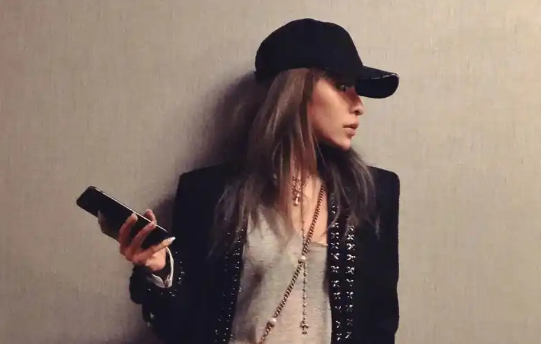 但是7月6日凌晨;萧亚轩突然在公众平台发布了一条疑似与男友黄皓分手