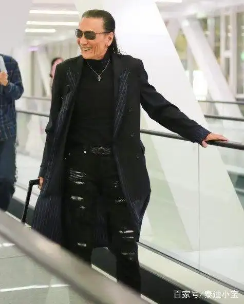 81岁的谢贤穿破洞牛仔裤潮范十足,网友:帅气了一辈子!