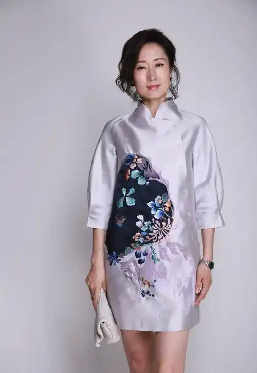 刘敏涛"颜值"如一,身材苗条,面容极佳,两眼有神太惹人心疼_旗袍_时尚