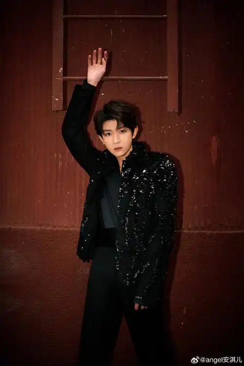 王源红伞黑西装适配度##王源黑色亮片造型