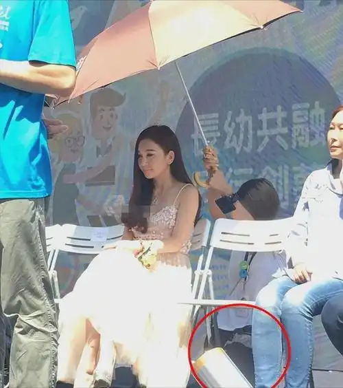 穿鞋要人伺候,助理跪着举话筒,赚钱用亿计算,谁还在心疼明星?