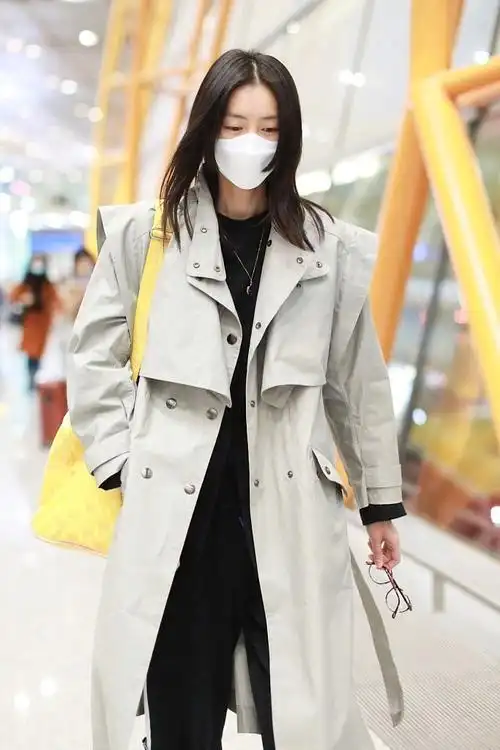 刘雯超长风衣机场私服照图片