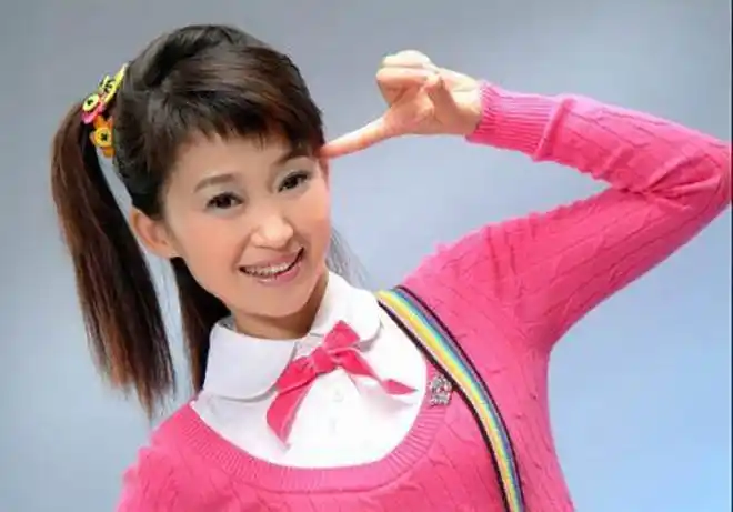 鞠萍近照素颜温婉丈夫待继子视如己出儿媳超漂亮