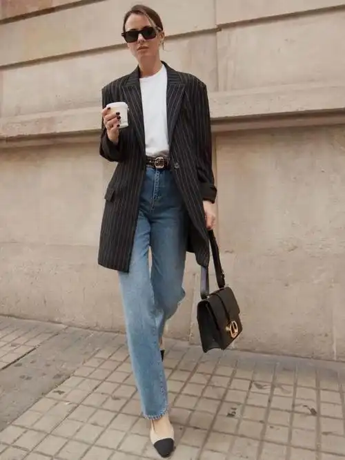 女士西装搭配什么裤子,女士休闲西服搭配什么裤子(西装 牛仔裤=时髦