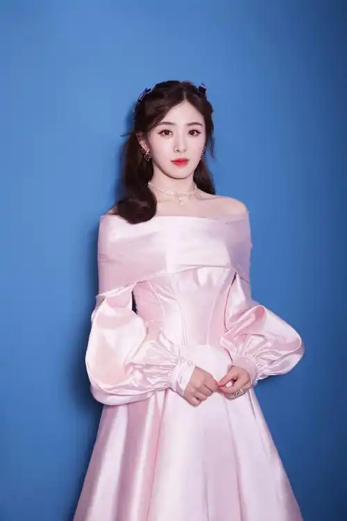 简介:张含韵粉色露肩裙性感写真图片,分享一组张含韵图片给大家,图中