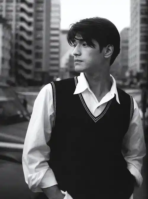 被福隆经纪公司老板葛福鸿看中,力邀他拍戏,出唱片,金城武当时在犹豫