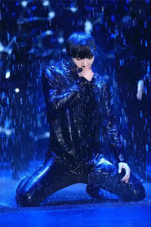 新浪娱乐讯 东方卫视跨年张艺兴在电视上首唱lose control.