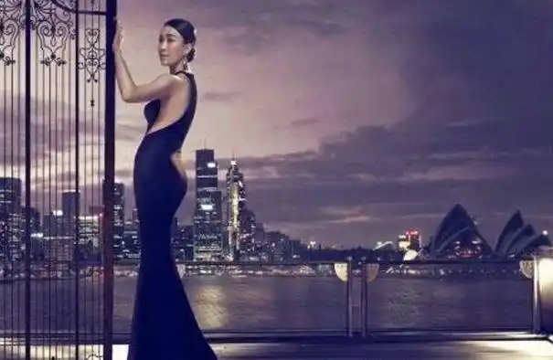 而那英的父亲叫那红生,满族,叶赫那拉氏.