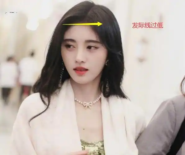 鞠婧祎涂发际线粉用力过猛额头越来越低和两年前判若两人