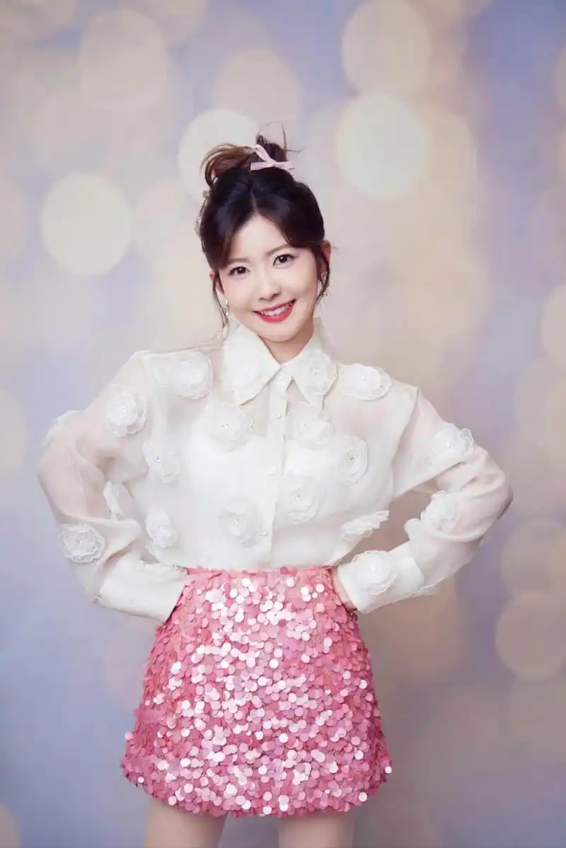 赖美云粉色短裙写真