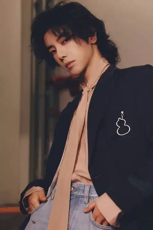 壁纸分享|复古港风|时尚穿搭|华晨宇|央视大湾区电影音乐晚会_配饰