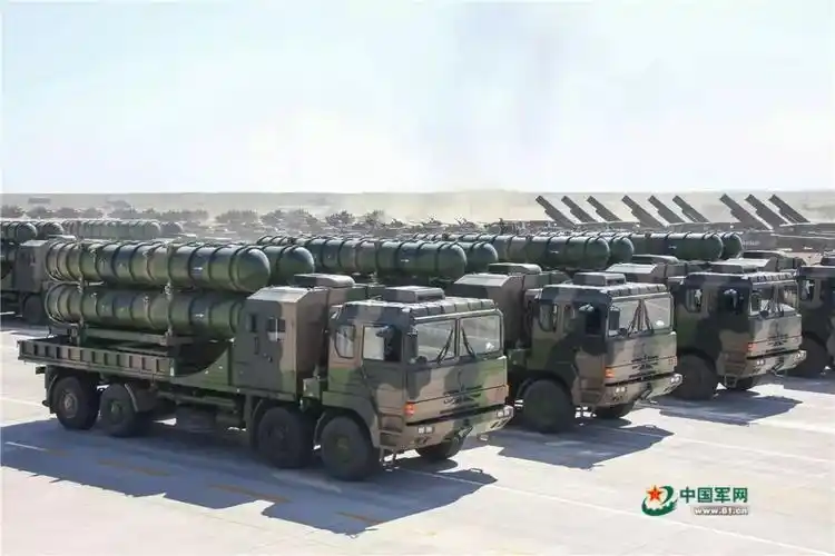 我军红旗-22防空导弹参加阅兵