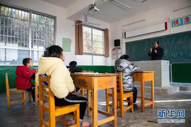 1月15日,在日清小学教室,朱联明给学生上音乐课.