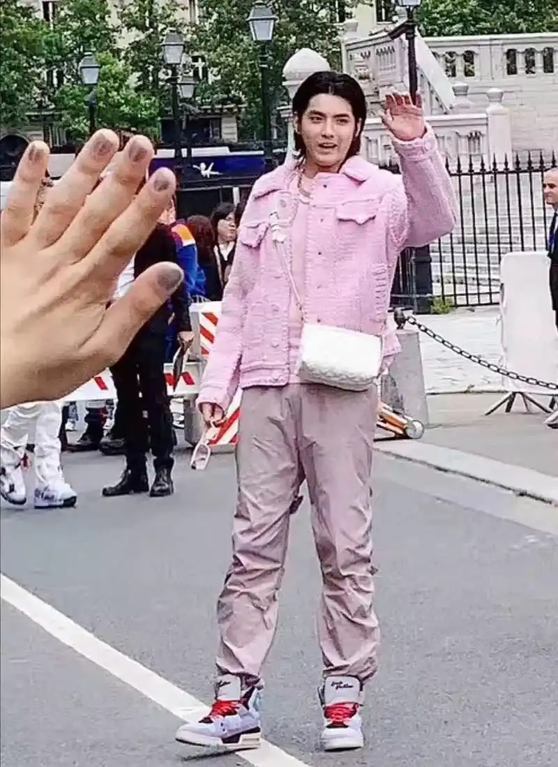 看完吴亦凡最新胖照我默默地放下了手中的炸鸡