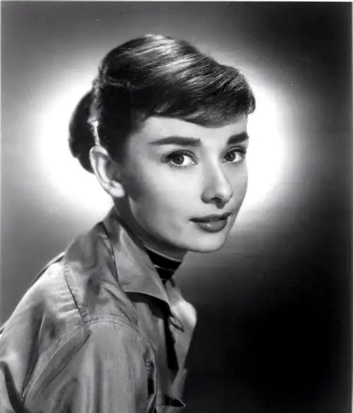 看了奥黛丽·赫本这组黑白老照片,才知道什么叫盛世美颜|奥黛丽赫本