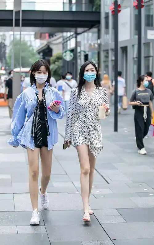 超时髦的街拍,多彩穿搭,简约又大方,彰显迷人的身姿