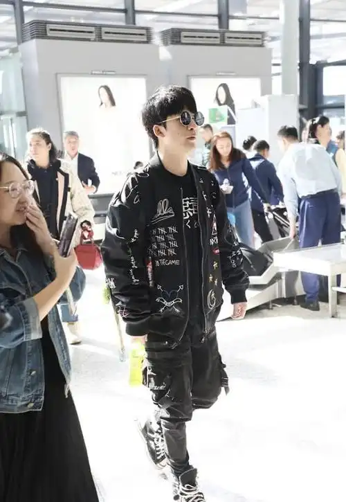 此次的装扮大张伟选择了非常显瘦的一身黑色,因为外套的图案本已经