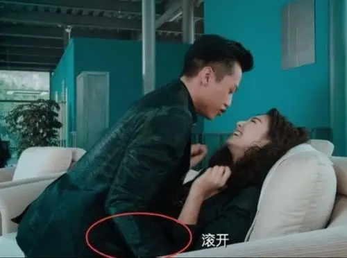 邓超扑向张雨绮时,有谁注意到他的手?已婚男人的本能反应