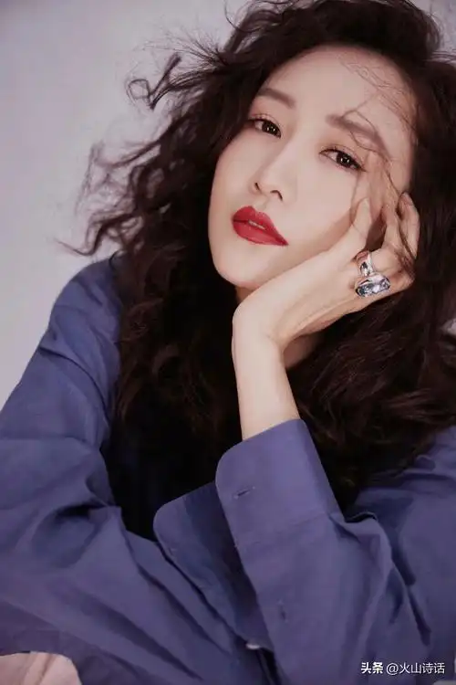 王鸥写真一袭红裙贺新春,妩媚优雅,美艳绝伦!