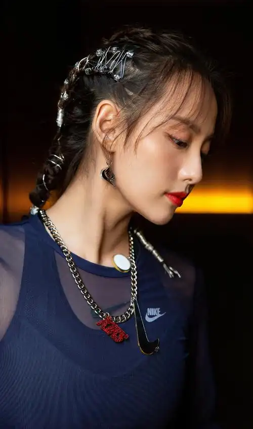 图一是宋茜,身穿粉色毛毛上衣,拥有恬静的魅力,简直太美了!