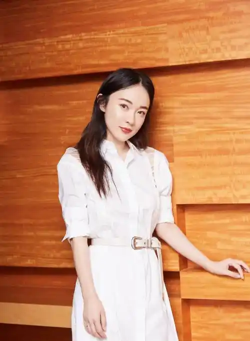 图片|辣妈霍思燕再次走"红",39岁的她活出少女感,只因太会凹造型