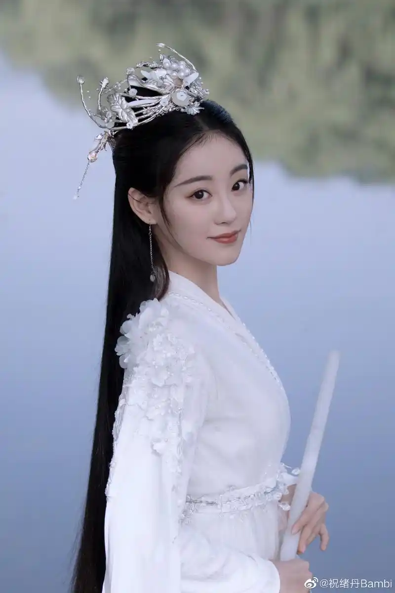 祝绪丹《遇龙》流萤转世"轻烟"白衣古装性感写真