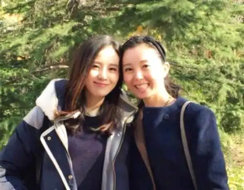 刘诗诗和同学聚会旧照曝光 席地而坐气质出众