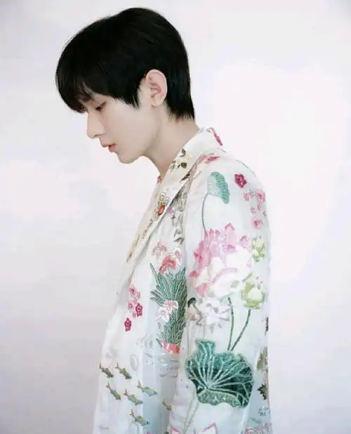 近日,演员成毅工作室在社交媒体上分享了一组照片,他身着莲花图案的