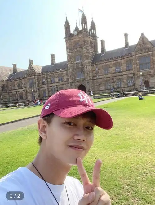 任嘉伦青涩旧照曝光,大眼抿嘴自拍气质变化大