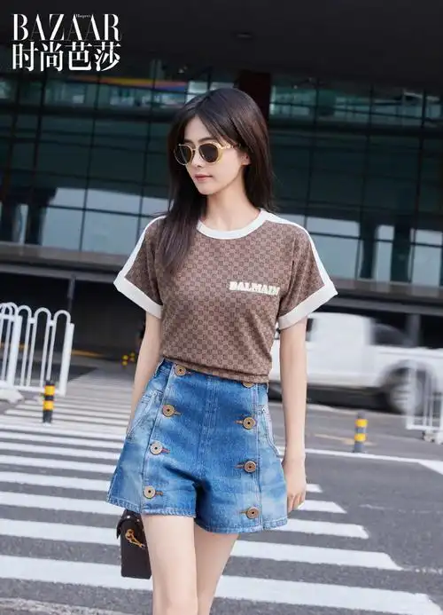 week 2024 s/s身穿印花短袖搭配牛仔短裤亮相机场 ,来自演员白鹿的