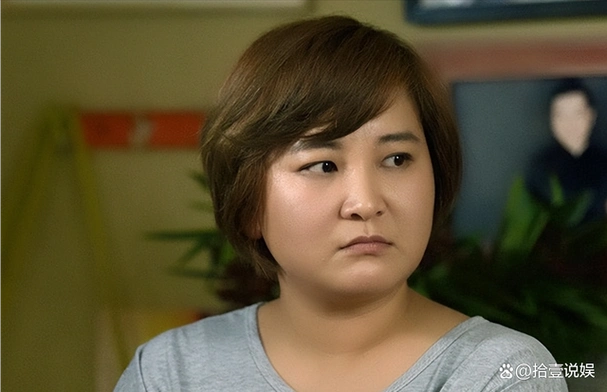 贾玲又有大动作暴瘦近50斤,黑裙凸显身材曲线,减肥原因让人心疼