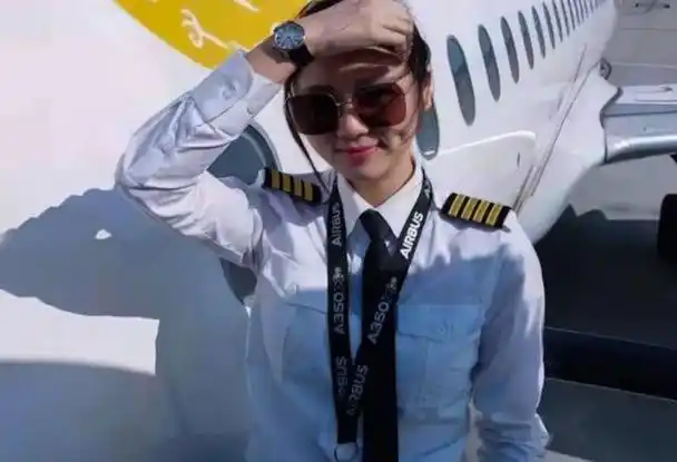 中国女机长伍倩玉,17岁开飞机26岁拿下四道杠,为何这么牛