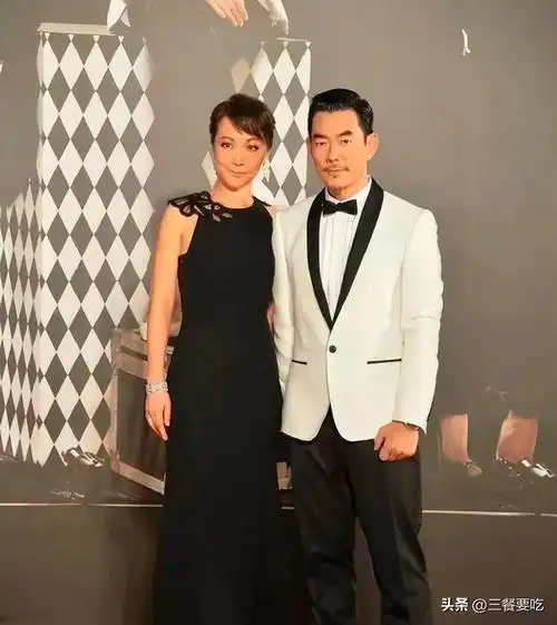 56岁任贤齐和53岁妻子罕见同框差三岁一个如青年一个似大妈