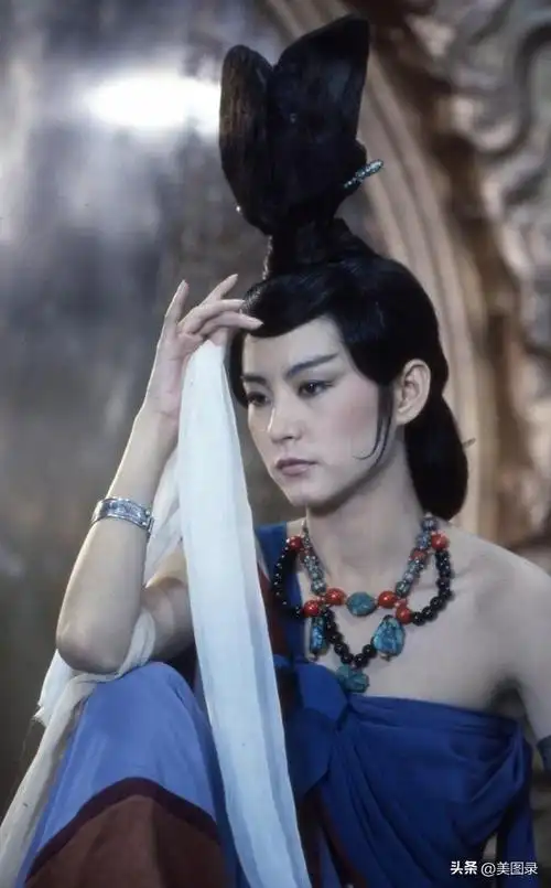 林青霞从不无惧老去,虽皱纹明显发福严重,照样美得优雅从容