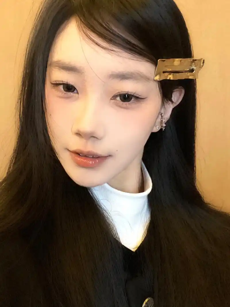 今天试一下三七分刘海 大脑门有点适用