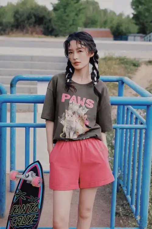 李沁变身夏日元气少女笑容甜美穿搭好亮眼