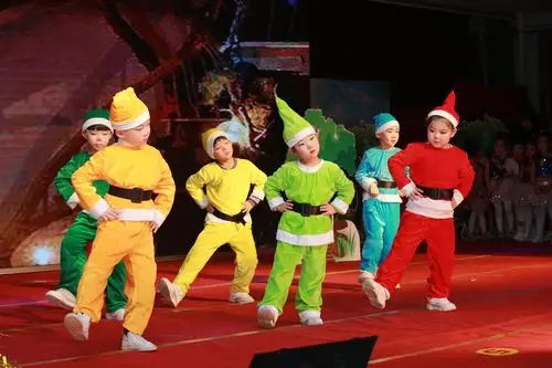 幼儿园"守初心·蕴底色·赏真彩·建乐园"2020年庆元旦温馨班情景剧