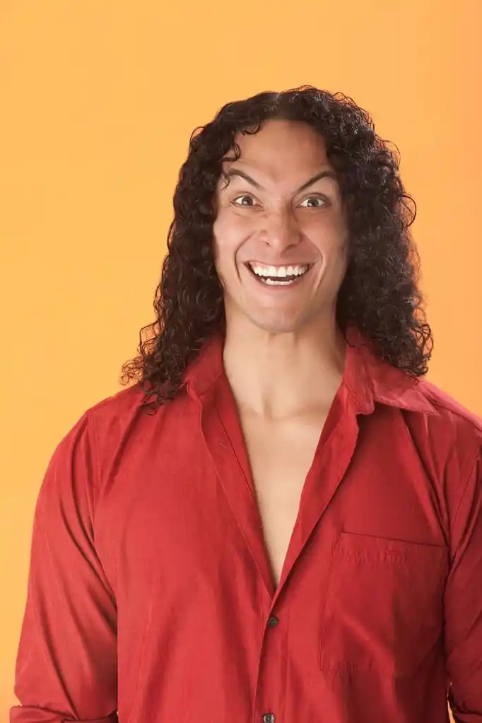 疯狂的笑,美国原住民与疯狂的笑容和橘黄色的背景上的红色衬衫