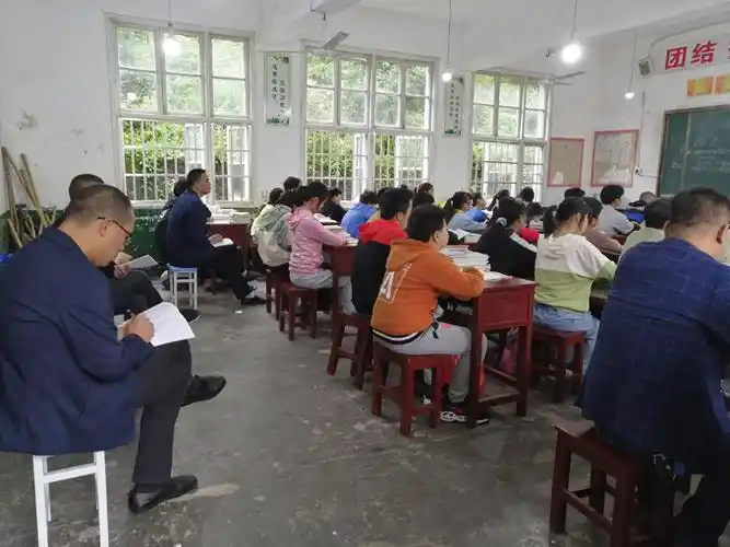 江南镇洞市中学迎检查促整改立发展