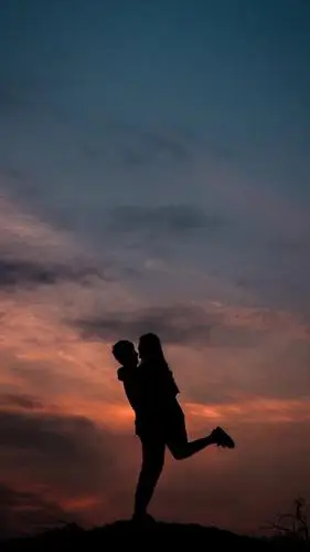 夕阳下的情侣剪影