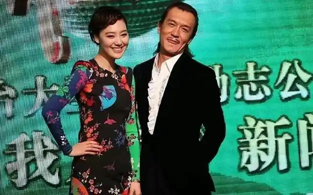 央视主持王冠:和曹可凡传绯闻,被母亲催婚,38岁未婚也幸福|李咏|哈文|