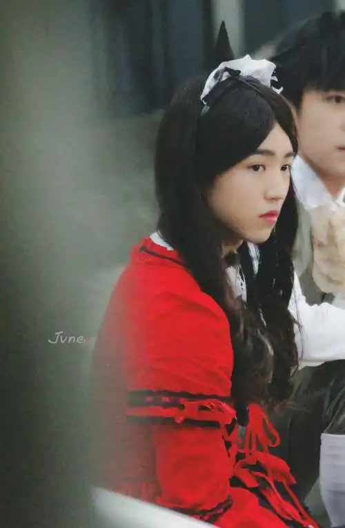 考古拍电视剧时着女装的王俊凯我们凯莉再过那么久依旧美丽动人