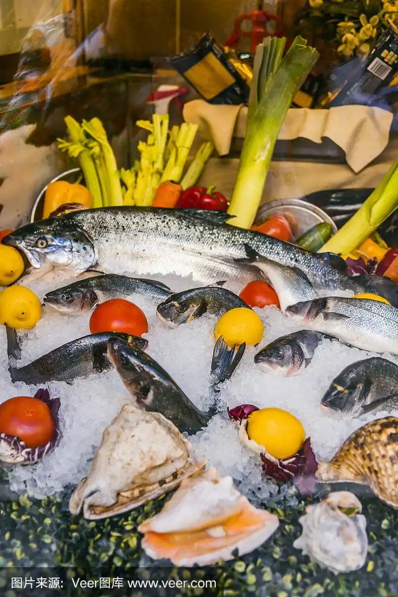海鲜市场上的冰鲜鱼