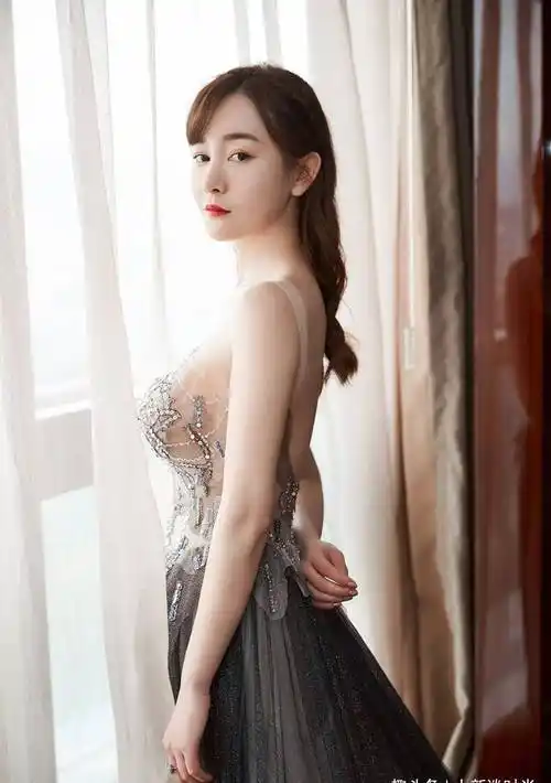 原创张檬31岁更有女人味了穿薄纱裙曲线明显有肉感却很真实