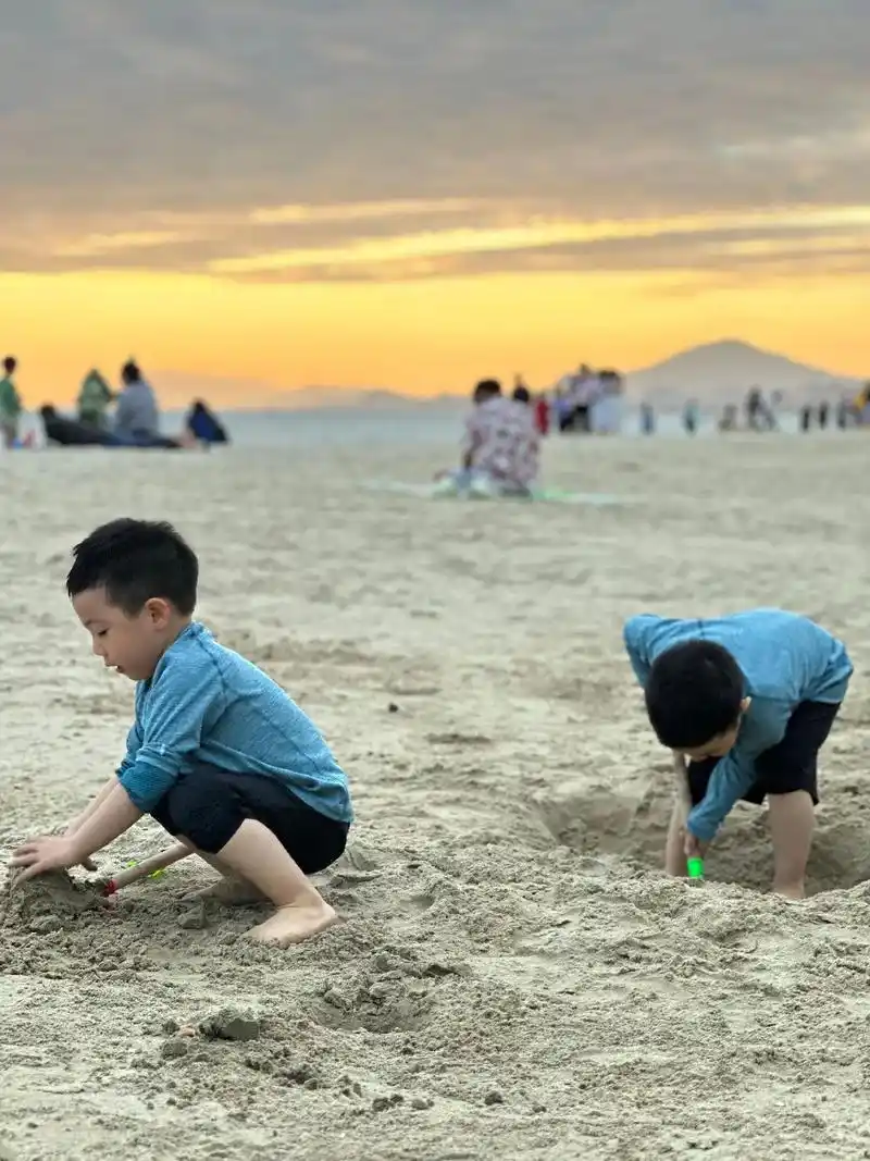 三亚之旅 看海 玩沙 品椰果#萌娃aa上线#光着脚丫靓仔#萌 - 抖音