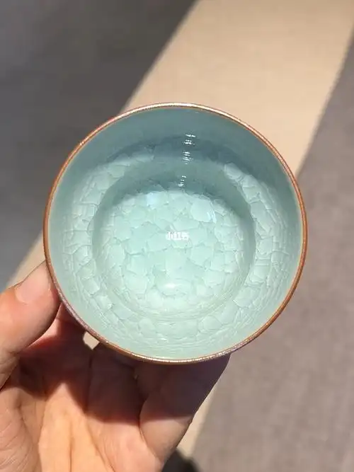 冰裂纹瓷器是汉族传统名瓷.
