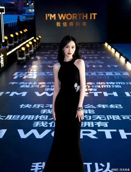 唐嫣出席活动, 穿一身黑色修身鱼尾长裙, 涂大红唇气质出众!