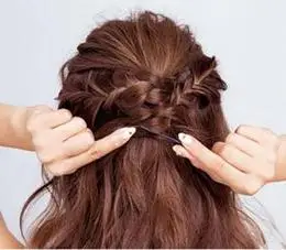 中长发卷发怎么半扎好看