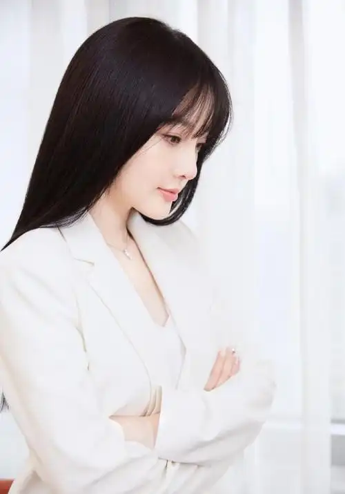 李小璐换发型出席变低调,空气刘海搭配白色西服,秒变清纯少女!