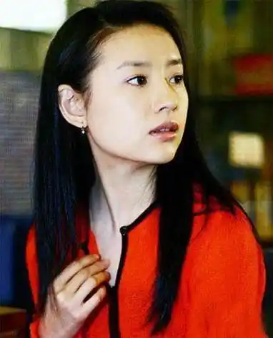 曾甜美可人的董洁如今眼部皱纹多尽显老态,胸部平平却要穿礼服